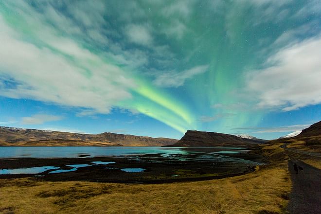 Northern Lights Hunt & Hot Chocolate Minibus Tour with Free Photos