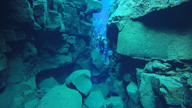 Silfra night freedive tour