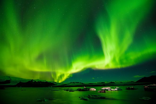 Northern Lights Hunt & Hot Chocolate Minibus Tour with Free Photos